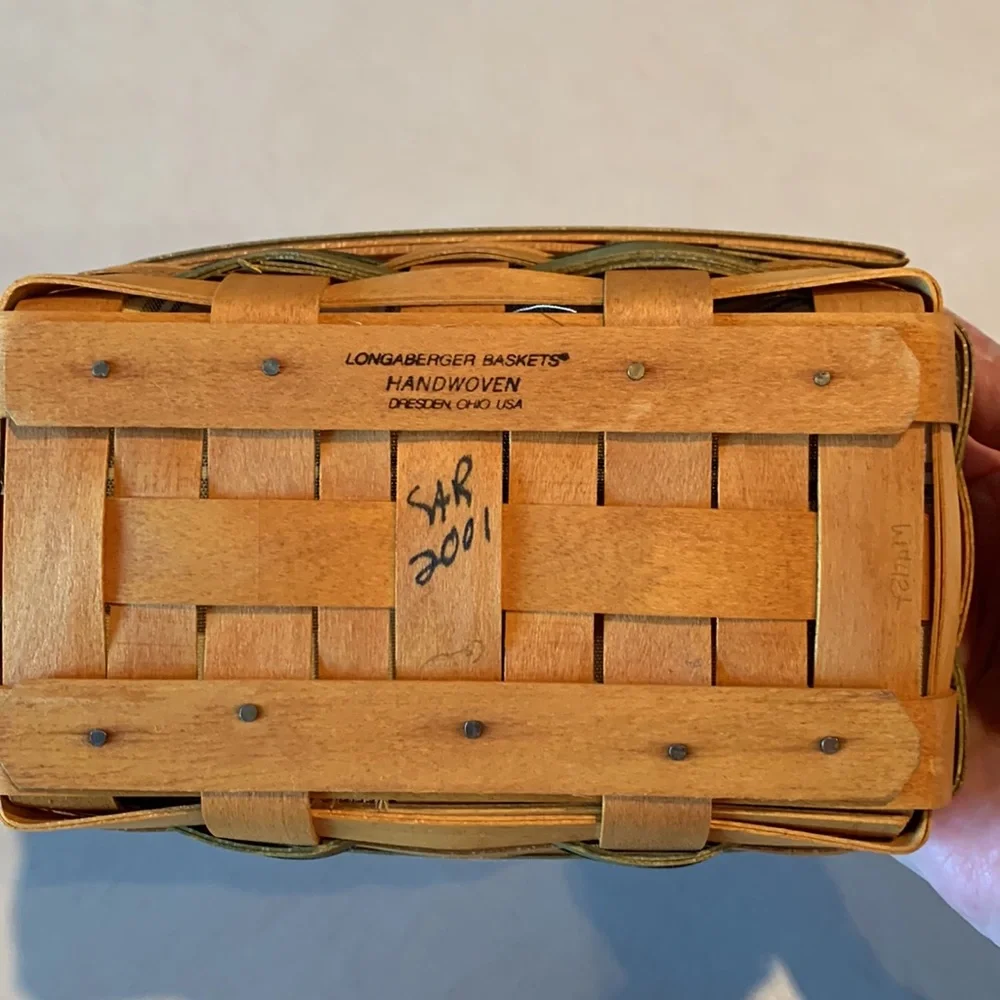 Longaberger 2001 BEE Basket with protector and liner